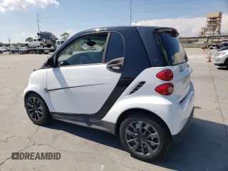 2015 Smart fortwo Passion z VIN WMEEJ3BAXFK820031, wystawiony jako Copart lot #73051554 z przebiegiem Nie podano mil oraz Szkoda całkowita • Salvage title. Historia ofert i sprzedaży dostępna na DreamBid. Obrazek 2.