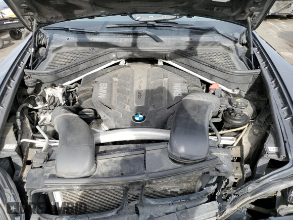 2013 BMW X6 xDrive50i z VIN 5UXFG8C57DL591149, wystawiony jako Copart lot #56979865 z przebiegiem 94 251 mil mil oraz Szkoda całkowita • Salvage title. Historia ofert i sprzedaży dostępna na DreamBid. Obrazek 14.