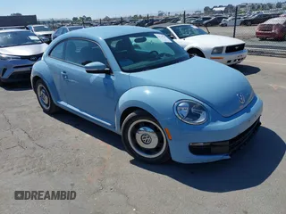 2012 Volkswagen Beetle 2.5L z VIN 3VWHX7AT3CM618377, wystawiony jako IAAI lot #42718749 z przebiegiem 85 294 mil mil oraz . Historia ofert i sprzedaży dostępna na DreamBid. Obrazek 1.