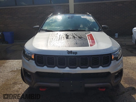 2025 Jeep Compass Trailhawk z VIN 3C4NJDDN3ST564523, wystawiony jako Copart lot #62643635 z przebiegiem 5 084 mil mil oraz Czysty tytuł • Clean title. Historia ofert i sprzedaży dostępna na DreamBid. Obrazek 5.
