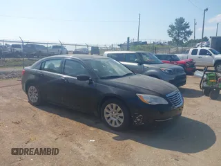 2013 Chrysler 200 LX z VIN 1C3CCBAB5DN686145, wystawiony jako IAAI lot #42371597 z przebiegiem 203 418 mil mil oraz . Historia ofert i sprzedaży dostępna na DreamBid. Obrazek 1.