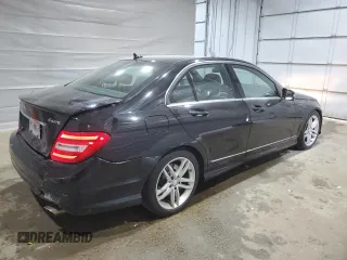 2013 Mercedes-Benz C 300 Sport z VIN WDDGF8AB3DR282363, wystawiony jako Copart lot #58652485 z przebiegiem 126 555 mil mil oraz Szkoda całkowita • Salvage title. Historia ofert i sprzedaży dostępna na DreamBid. Obrazek 3.