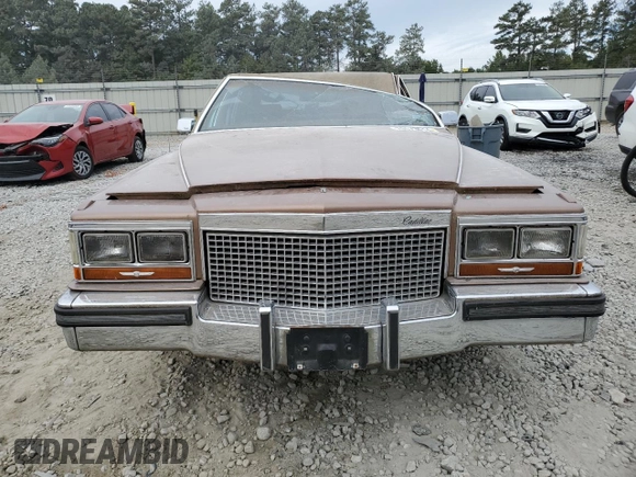 1988 Cadillac Brougham z VIN 1G6DW51Y5J9727006, wystawiony jako Copart lot #70573614 z przebiegiem 34 628 mil mil oraz Szkody całkowita. Historia ofert i sprzedaży dostępna na DreamBid. Obrazek 5.