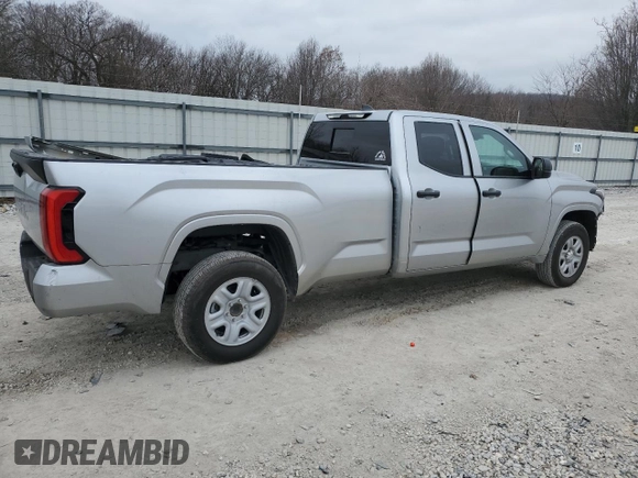 2024 Toyota Tundra z VIN 5TFKB5GD3RX002628, wystawiony jako Copart lot #43646195 z przebiegiem 17 559 mil mil oraz Czysty tytuł • Clean title. Historia ofert i sprzedaży dostępna na DreamBid. Obrazek 3.