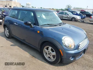 2010 MINI Hardtop z VIN WMWMF3C57ATZ61622, wystawiony jako IAAI lot #42467602 z przebiegiem 94 937 mil mil oraz . Historia ofert i sprzedaży dostępna na DreamBid. Obrazek 1.