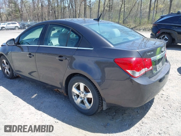 2014 Chevrolet Cruze 1LT z VIN 1G1PC5SB7E7352808, wystawiony jako IAAI lot #42143880 z przebiegiem 111 865 mil mil oraz . Historia ofert i sprzedaży dostępna na DreamBid. Obrazek 3.