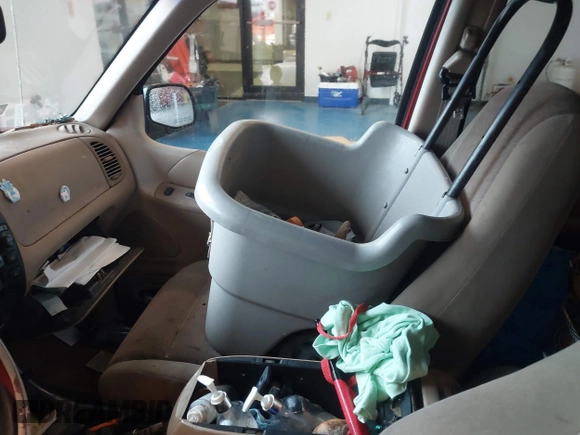 2000 Ford Explorer XLT z VIN 1FMZU83P1YZC54998, wystawiony jako IAAI lot #41613856 z przebiegiem 225 855 mil mil oraz . Historia ofert i sprzedaży dostępna na DreamBid. Obrazek 5.