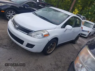 2011 Nissan Versa S z VIN 3N1BC1CP7BL442992, wystawiony jako IAAI lot #42184608 z przebiegiem 175 794 mil mil oraz . Historia ofert i sprzedaży dostępna na DreamBid. Obrazek 2.