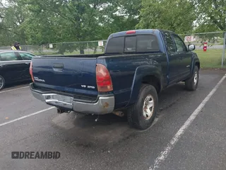 2006 Toyota Tacoma z VIN 5TEUU42N16Z235070, wystawiony jako IAAI lot #42306787 z przebiegiem 323 563 mil mil oraz . Historia ofert i sprzedaży dostępna na DreamBid. Obrazek 4.