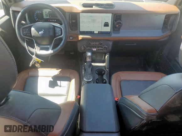 2024 Ford Bronco Outer Banks z VIN 1FMDE8BH8RLA81101, wystawiony jako Copart lot #56736785 z przebiegiem 5 437 mil mil oraz Szkoda całkowita • Salvage title. Historia ofert i sprzedaży dostępna na DreamBid. Obrazek 8.