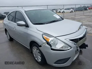 2016 Nissan Versa S z VIN 3N1CN7AP9GL893062, wystawiony jako IAAI lot #41559627 z przebiegiem 126 989 mil mil oraz . Historia ofert i sprzedaży dostępna na DreamBid. Obrazek 1.