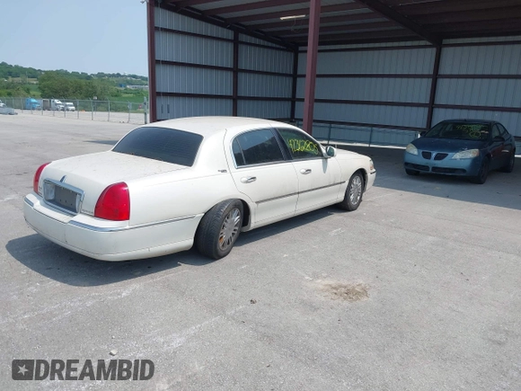 2007 Lincoln Town Car Signature Limited z VIN 1LNHM82V97Y603275, wystawiony jako IAAI lot #42362805 z przebiegiem 165 314 mil mil oraz . Historia ofert i sprzedaży dostępna na DreamBid. Obrazek 4.