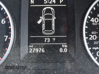 2015 Volkswagen Tiguan S z VIN WVGAV7AX7FW564563, wystawiony jako IAAI lot #42369715 z przebiegiem 27 976 mil mil oraz . Historia ofert i sprzedaży dostępna na DreamBid. Obrazek 16.