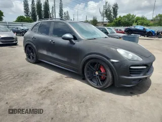 2014 Porsche Cayenne GTS z VIN WP1AD2A28ELA74131, wystawiony jako Copart lot #60239115 z przebiegiem Nie podano mil oraz Czysty tytuł • Clean title. Historia ofert i sprzedaży dostępna na DreamBid. Obrazek 4.