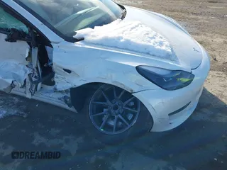 2023 Tesla Model 3 z VIN 5YJ3E1EA4PF505850, wystawiony jako IAAI lot #41310597 z przebiegiem 70 211 mil mil oraz . Historia ofert i sprzedaży dostępna na DreamBid. Obrazek 6.