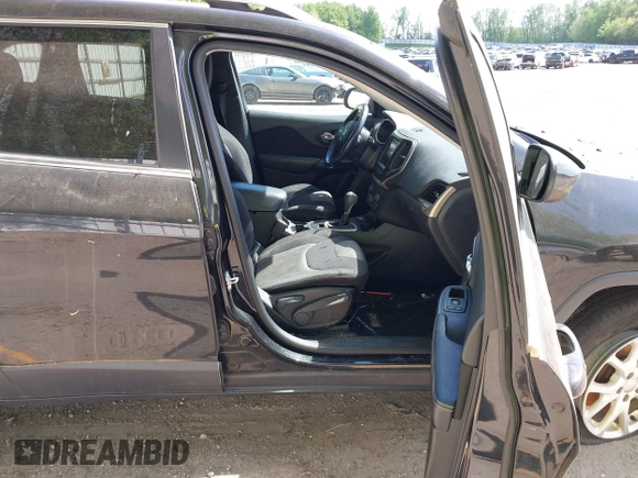 2014 Jeep Cherokee Latitude z VIN 1C4PJMCS3EW184984, wystawiony jako IAAI lot #42301604 z przebiegiem 185 320 mil mil oraz . Historia ofert i sprzedaży dostępna na DreamBid. Obrazek 5.