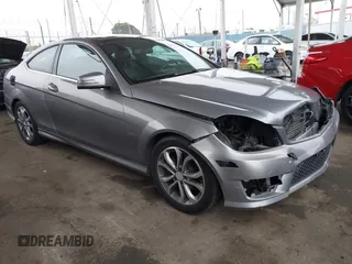 2013 Mercedes-Benz C 250 z VIN WDDGJ4HB7DG068579, wystawiony jako IAAI lot #42179847 z przebiegiem 117 575 mil mil oraz . Historia ofert i sprzedaży dostępna na DreamBid. Obrazek 1.