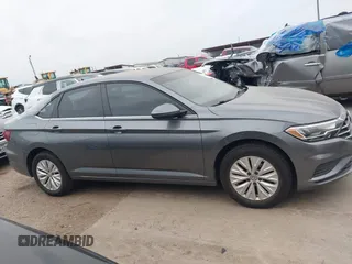2020 Volkswagen Jetta S z VIN 3VWCB7BU7LM030563, wystawiony jako IAAI lot #42136203 z przebiegiem 52 649 mil mil oraz . Historia ofert i sprzedaży dostępna na DreamBid. Obrazek 13.