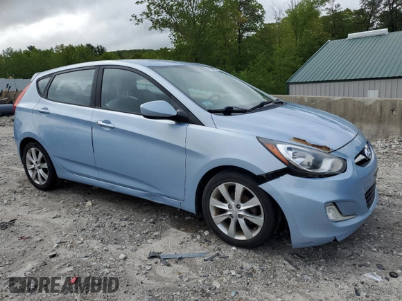 2012 Hyundai Accent SE z VIN KMHCU5AE2CU019537, wystawiony jako Copart lot #58089995 z przebiegiem 175 118 mil mil oraz Czysty tytuł • Clean title. Historia ofert i sprzedaży dostępna na DreamBid. Obrazek 4.