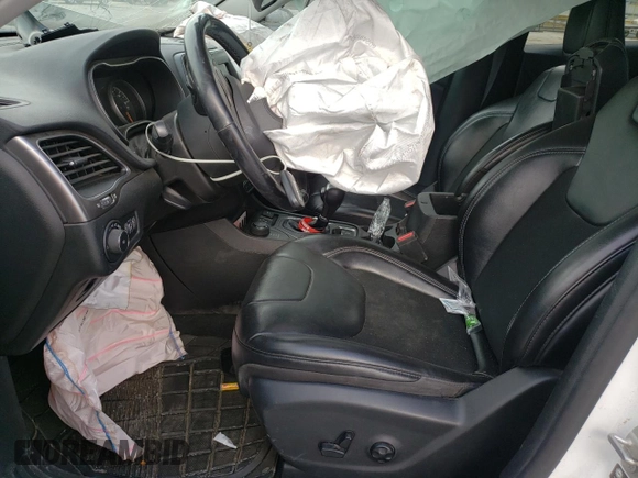 2021 Jeep Cherokee Latitude Plus z VIN 1C4PJMLB7MD133367, wystawiony jako Copart lot #49389785 z przebiegiem 156 663 mil mil oraz Szkoda całkowita • Salvage title. Historia ofert i sprzedaży dostępna na DreamBid. Obrazek 7.
