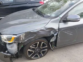 2017 Volvo S60 Dynamic z VIN YV140MTL3H2427908, wystawiony jako IAAI lot #42221185 z przebiegiem 65 432 mil mil oraz . Historia ofert i sprzedaży dostępna na DreamBid. Obrazek 6.