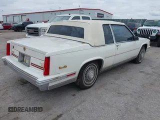 1988 Cadillac DeVille z VIN 1G6CD1156J4269375, wystawiony jako IAAI lot #42203004 z przebiegiem 154 782 mil mil oraz . Historia ofert i sprzedaży dostępna na DreamBid. Obrazek 4.