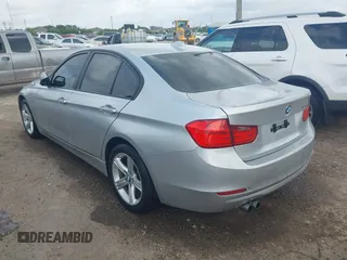 2012 BMW 3 Series 328i z VIN WBA3A5G59CNP15839, wystawiony jako IAAI lot #42132524 z przebiegiem 165 462 mil mil oraz . Historia ofert i sprzedaży dostępna na DreamBid. Obrazek 3.