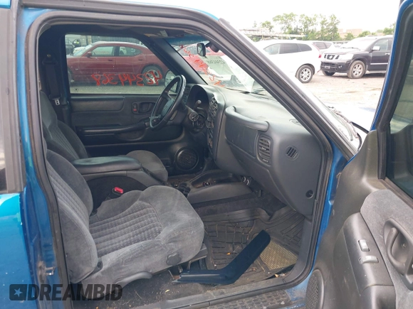 2000 Chevrolet Blazer LS z VIN 1GNCT18W6YK288858, wystawiony jako IAAI lot #42344368 z przebiegiem 207 183 mil mil oraz . Historia ofert i sprzedaży dostępna na DreamBid. Obrazek 5.