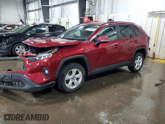 2021 Toyota RAV4 XLE z VIN 2T3P1RFV0MW206150, wystawiony jako Copart lot #57172615 z przebiegiem 55 051 mil mil oraz Szkoda całkowita • Salvage title. Historia ofert i sprzedaży dostępna na DreamBid. Obrazek 1.