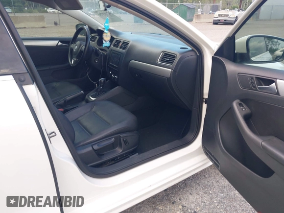2013 Volkswagen Jetta SE z VIN 3VWDX7AJ2DM365888, wystawiony jako IAAI lot #42619730 z przebiegiem 134 594 mil mil oraz . Historia ofert i sprzedaży dostępna na DreamBid. Obrazek 5.