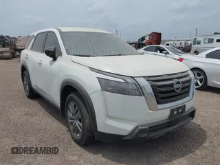 2024 Nissan Pathfinder S z VIN 5N1DR3AA5RC277167, wystawiony jako IAAI lot #41898393 z przebiegiem 7 432 mil mil oraz . Historia ofert i sprzedaży dostępna na DreamBid. Obrazek 1.