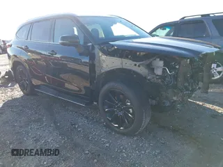 2024 Toyota Highlander LE z VIN 5TDKDRAH7RS051995, wystawiony jako IAAI lot #41248412 z przebiegiem 2 116 mil mil oraz . Historia ofert i sprzedaży dostępna na DreamBid. Obrazek 1.