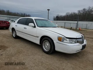 1999 Lincoln Town Car Executive z VIN 1LNHM81W7XY699742, wystawiony jako Copart lot #44360135 z przebiegiem 96 325 mil mil oraz Szkody całkowita. Historia ofert i sprzedaży dostępna na DreamBid. Obrazek 4.