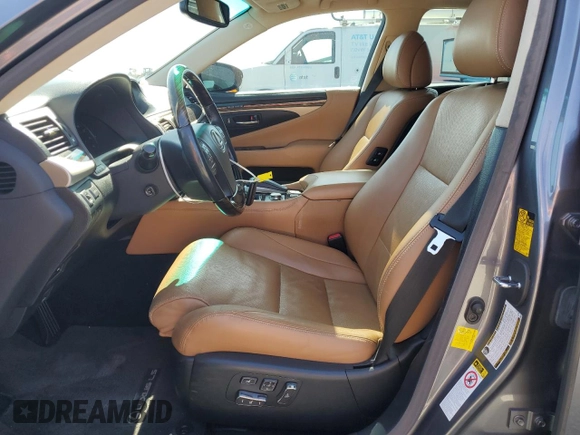2013 Lexus LS 460 z VIN JTHBL5EF0D5120480, wystawiony jako Copart lot #57443725 z przebiegiem 183 390 mil mil oraz Szkoda całkowita • Salvage title. Historia ofert i sprzedaży dostępna na DreamBid. Obrazek 7.