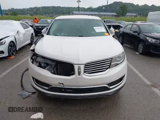 2016 Lincoln MKX Select z VIN 2LMPJ6KR1GBL37294, wystawiony jako IAAI lot #42422681 z przebiegiem 103 505 mil mil oraz . Historia ofert i sprzedaży dostępna na DreamBid. Obrazek 13.