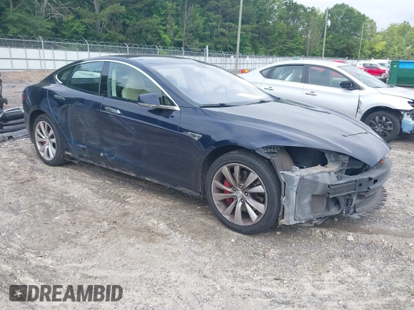 2014 Tesla Model S 60 z VIN 5YJSA1H17EFP33860, wystawiony jako IAAI lot #42471432 z przebiegiem 142 045 mil mil oraz . Historia ofert i sprzedaży dostępna na DreamBid. Obrazek 1.