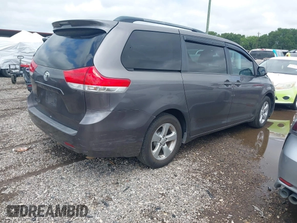 2014 Toyota Sienna LE AAS z VIN 5TDKK3DC8ES516801, wystawiony jako IAAI lot #42378994 z przebiegiem 222 929 mil mil oraz . Historia ofert i sprzedaży dostępna na DreamBid. Obrazek 4.