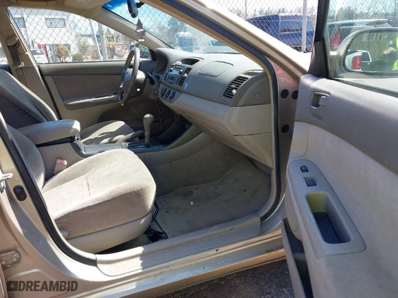 2004 Toyota Camry LE with VIN JTDBE32K740245605, listed as a IAAI auction lot 42068674 with 166,581 mi miles. Bid and sale history available at carsss.com. Image 5.
