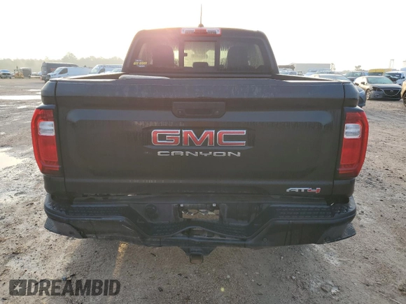 2024 GMC Canyon 4WD AT4 z VIN 1GTP6DEK5R1109902, wystawiony jako Copart lot #54504725 z przebiegiem 28 350 mil mil oraz Szkoda całkowita • Salvage title. Historia ofert i sprzedaży dostępna na DreamBid. Obrazek 6.