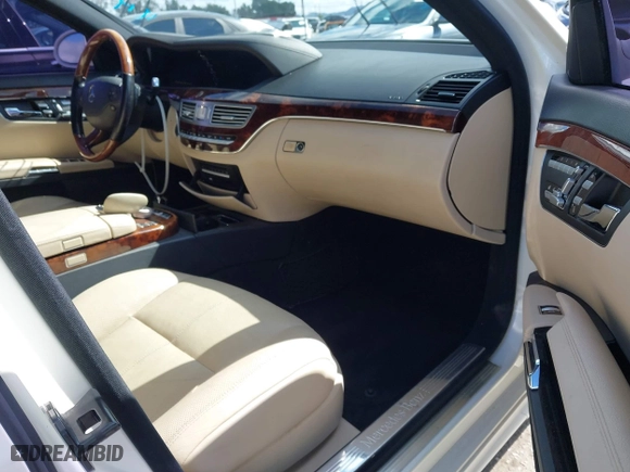 2009 Mercedes-Benz S-Class 5.5L V8 with VIN WDDNG71X09A272339, listed as a IAAI auction lot 41589581 with 130,972 mi miles. Bid and sale history available at carsss.com. Image 5.