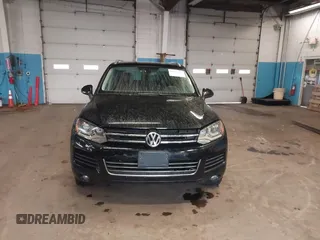 2011 Volkswagen Touareg Sport z VIN WVGFF9BP5BD001093, wystawiony jako IAAI lot #41916995 z przebiegiem 127 478 mil mil oraz . Historia ofert i sprzedaży dostępna na DreamBid. Obrazek 6.