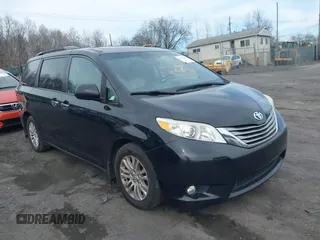 2017 Toyota Sienna XLE Auto Access Seat with VIN 5TDYZ3DC4HS886380, listed as a IAAI auction lot 41819662 with 382,793 mi miles. Bid and sale history available at carsss.com. Image 1.