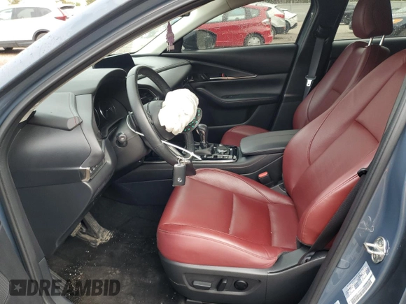 2023 Mazda CX-30 S Premium z VIN 3MVDMBDM5PM538276, wystawiony jako Copart lot #54654615 z przebiegiem 35 629 mil mil oraz Szkoda całkowita • Salvage title. Historia ofert i sprzedaży dostępna na DreamBid. Obrazek 7.