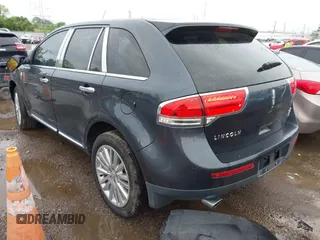2013 Lincoln MKX z VIN 2LMDJ8JK4DBL30807, wystawiony jako IAAI lot #42199404 z przebiegiem 153 475 mil mil oraz . Historia ofert i sprzedaży dostępna na DreamBid. Obrazek 3.