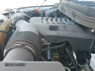 2023 Ford F-150 XL z VIN 1FTEW1C81PKD69556, wystawiony jako IAAI lot #42503233 z przebiegiem 57 679 mil mil oraz . Historia ofert i sprzedaży dostępna na DreamBid. Obrazek 18.