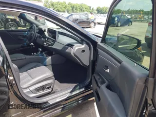 2024 Lexus ES 350 Luxury z VIN 58AEZ1B15RU180643, wystawiony jako IAAI lot #42296720 z przebiegiem 19 457 mil mil oraz . Historia ofert i sprzedaży dostępna na DreamBid. Obrazek 5.