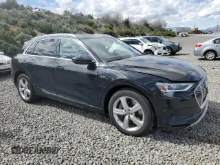 2019 Audi e-tron Premium Plus z VIN WA1LABGE1KB021741, wystawiony jako Copart lot #54774875 z przebiegiem 80 489 mil mil oraz Szkoda całkowita • Salvage title. Historia ofert i sprzedaży dostępna na DreamBid. Obrazek 4.