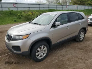 2012 Kia Sorento LX z VIN 5XYKT3A11CG290353, wystawiony jako Copart lot #54416345 z przebiegiem 217 155 mil mil oraz Czysty tytuł • Clean title. Historia ofert i sprzedaży dostępna na DreamBid. Obrazek 1.