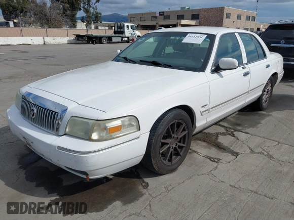 2010 Mercury Grand Marquis LS z VIN 2MEBM7FV4AX618013, wystawiony jako IAAI lot #41652851 z przebiegiem 281 919 mil mil oraz . Historia ofert i sprzedaży dostępna na DreamBid. Obrazek 2.