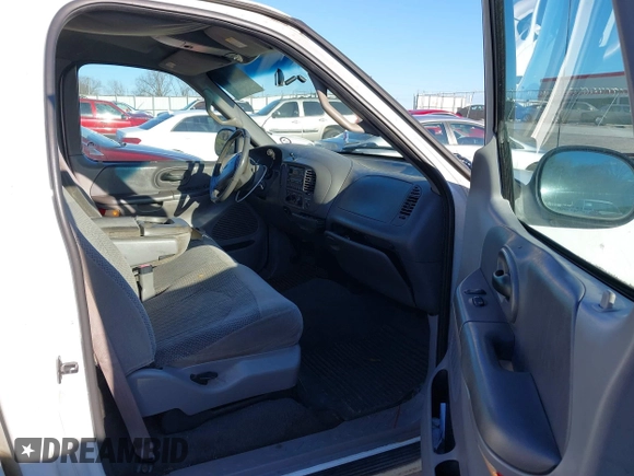 2001 Ford F-150 XL z VIN 1FTRF17W81NA20197, wystawiony jako IAAI lot #41650417 z przebiegiem 402 114 mil mil oraz . Historia ofert i sprzedaży dostępna na DreamBid. Obrazek 5.